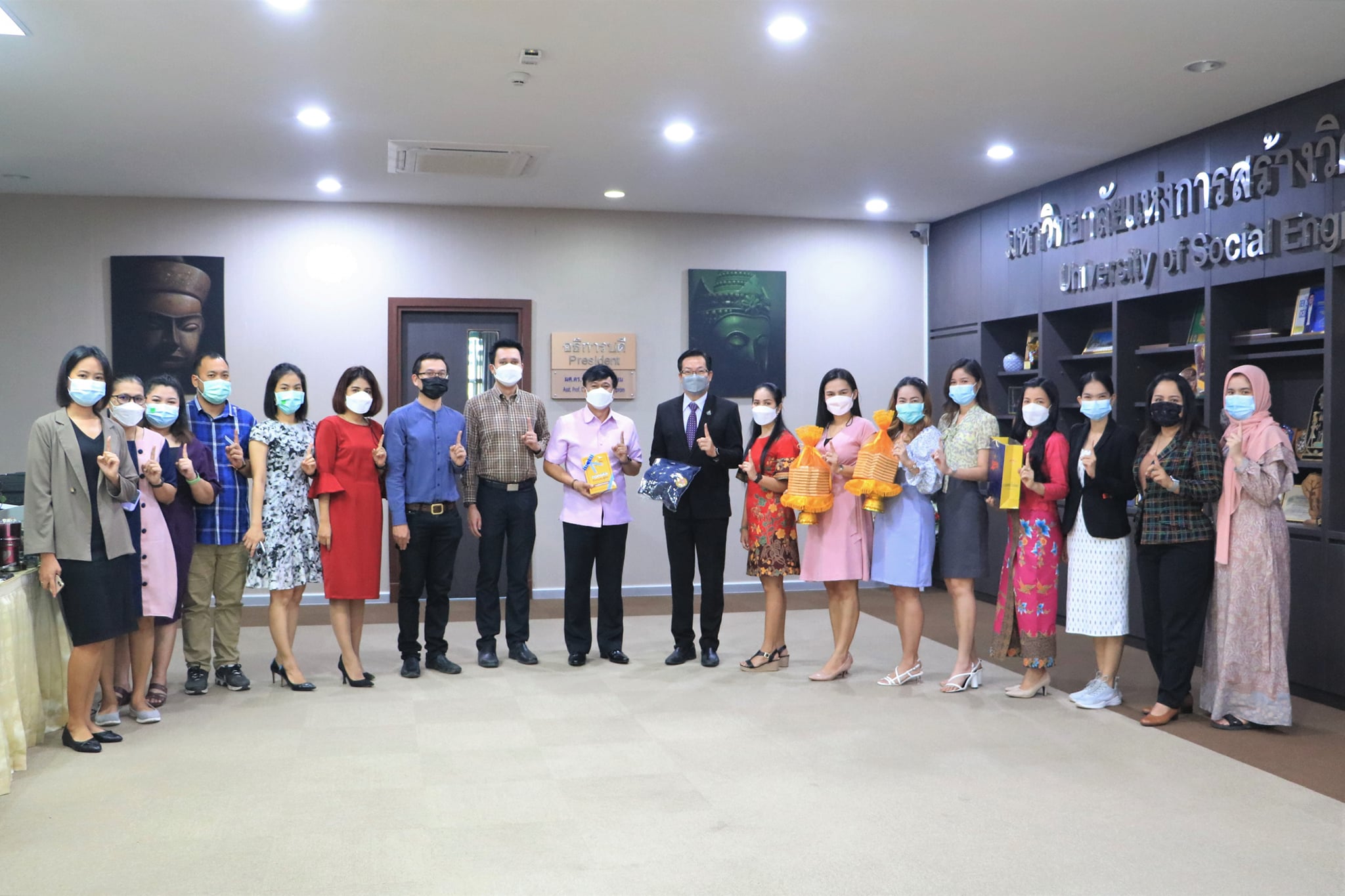 คณะผู้บริหาร อาจารย์และเจ้าหน้าที่ คณะมนุษยศาสตร์ฯเข้าพบ เพื่อสวัสดีปีใหม่ รักษาราชการแทนอธิการบดี เพื่อเป็นการเเสดงความเคารพพร้อมรับคำอวยพร เนื่องในโอกาสวันขึ้นปีใหม่ 2565