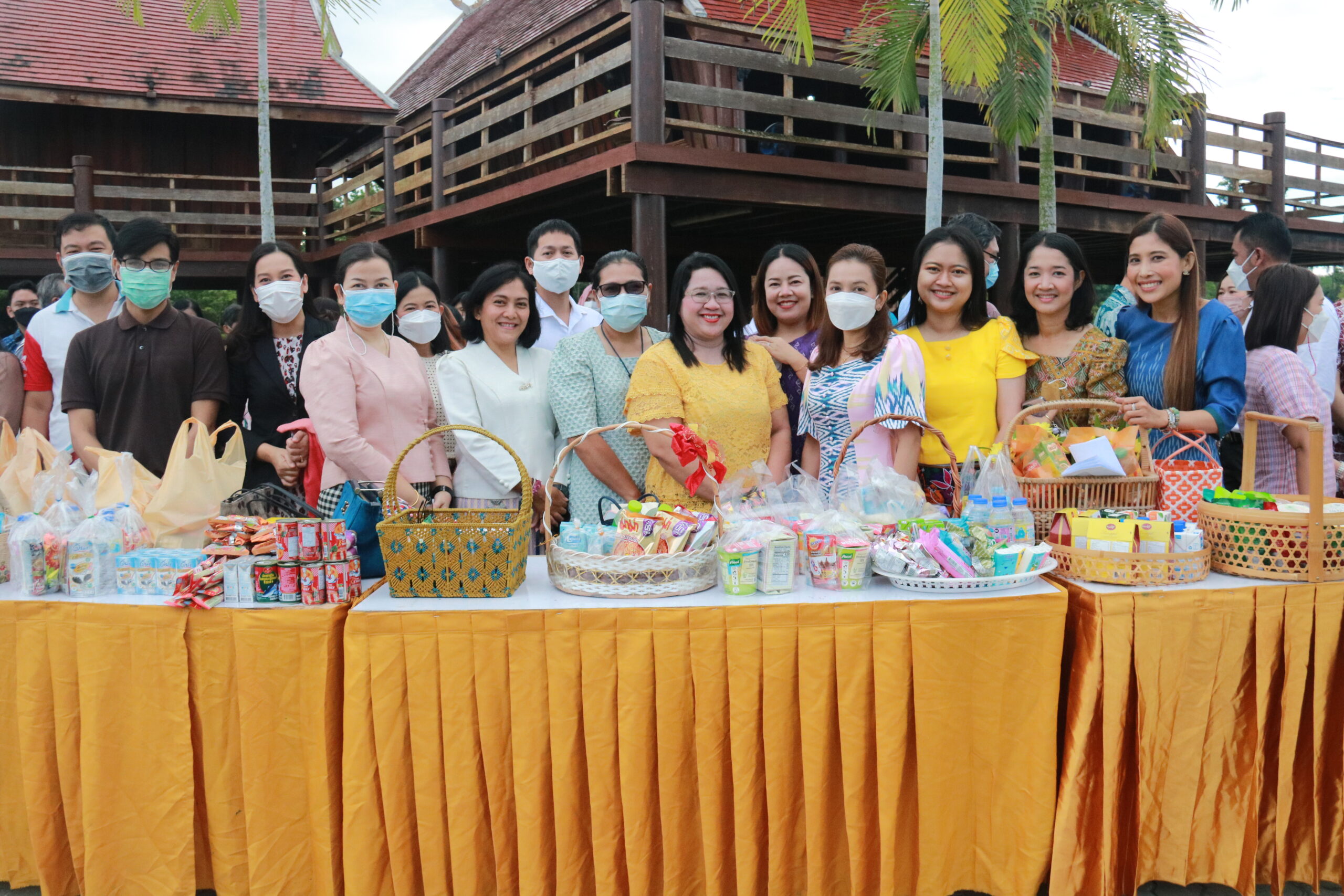 กิจกรรม”ปูเสื่อ ปูสาด ตักบาตร ทำบุญ” ร่วมตักบาตรข้าวสารอาหารแห้ง