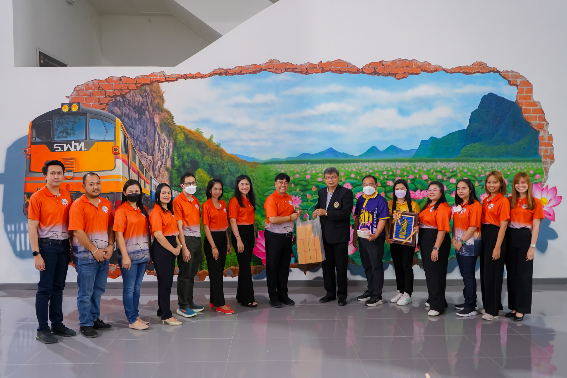 คณะมนุษยศาสตร์และสังคมศาสตร์ มหาวิทยาลัยราชภัฏสุราษฎร์ธานี ร่วมประชุมแลกเปลี่ยนเรียนรู้บุคลากรคณะมนุษยศาสตร์และสังคมศาสตร์ มหาวิทยาลัยราชภัฏกาญจนบุรี