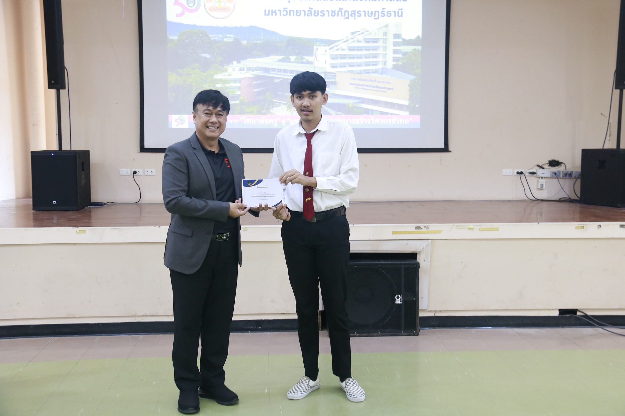ผู้ช่วยศาสตราจารย์ธาตรี คำแหง ให้เกียรติมอบเกียรติบัตรแก่นักศึกษาสาขาวิชารัฐประศาสนศาสตร์ ชั้นปีที่ 3 ที่ผ่านการอบรมหลักสูตรศาลปกครองและอำนาจพิพากษาของศาลปกครอง