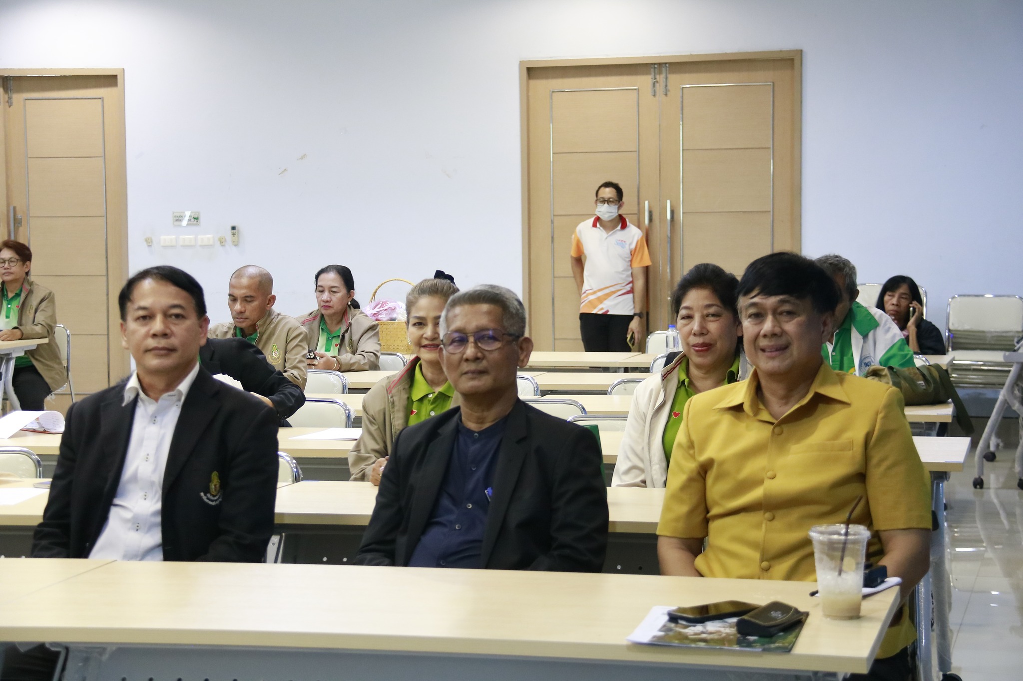 คณะมนุษยศาสตร์และสังคมศาสตร์ผู้ช่วยศาสตราจารย์ธาตรี คำแหง คณบดีคณะมนุษยศาสตร์และสังคมศาสตร์ มหาวิทยาลัยราชภัฏสุราษฎร์ธานี กล่าวต้อนรับนักเรียนที่จบหลักสูตรโรงเรียนพลเมืองรุ่นที่ 9