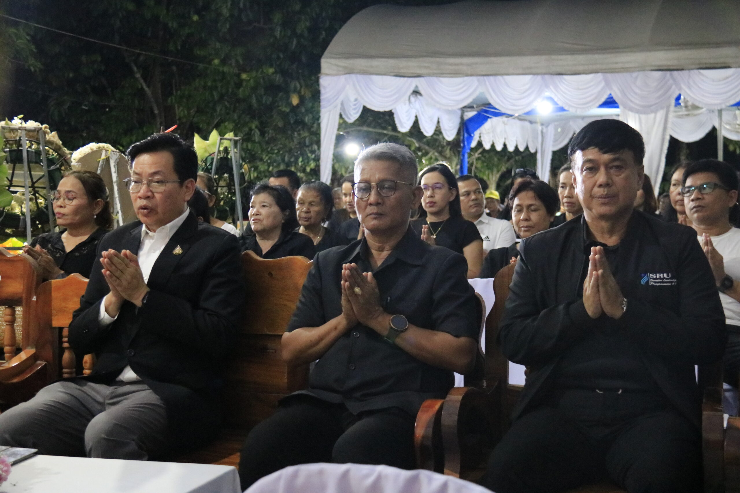 วางพวงหรีดเคารพศพ และเป็นเจ้าภาพสวดพระอภิธรรม คุณแม่อาชีพ นุ่มนวล
